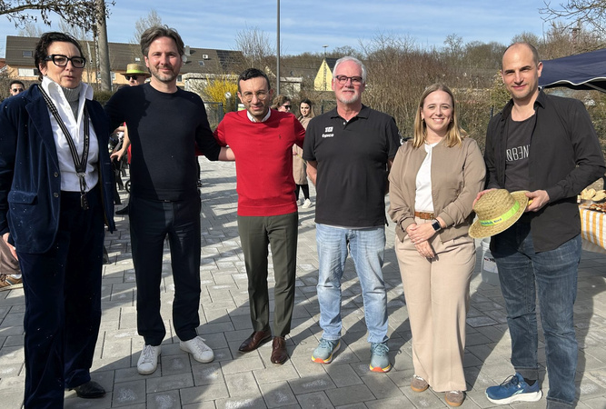 Das Team der ProjektStadt: Leiterin Integrierte Stadtentwicklung Marion Schmitz-Stadtfeld (li.), Nicole Thamm (2. v. re.) und Projektleiter Jan Thielmann (re.) zusammen mit Frankfurts Oberbürgermeister Mike Josef (roter Pulli), Stadtrat Prof. Dr. Markus Gwechenberger (2. v. li.) und dem 2. Vorsitzenden Lutz Haas von FM Alemannia 08 Nied. Foto: ProjektStadt