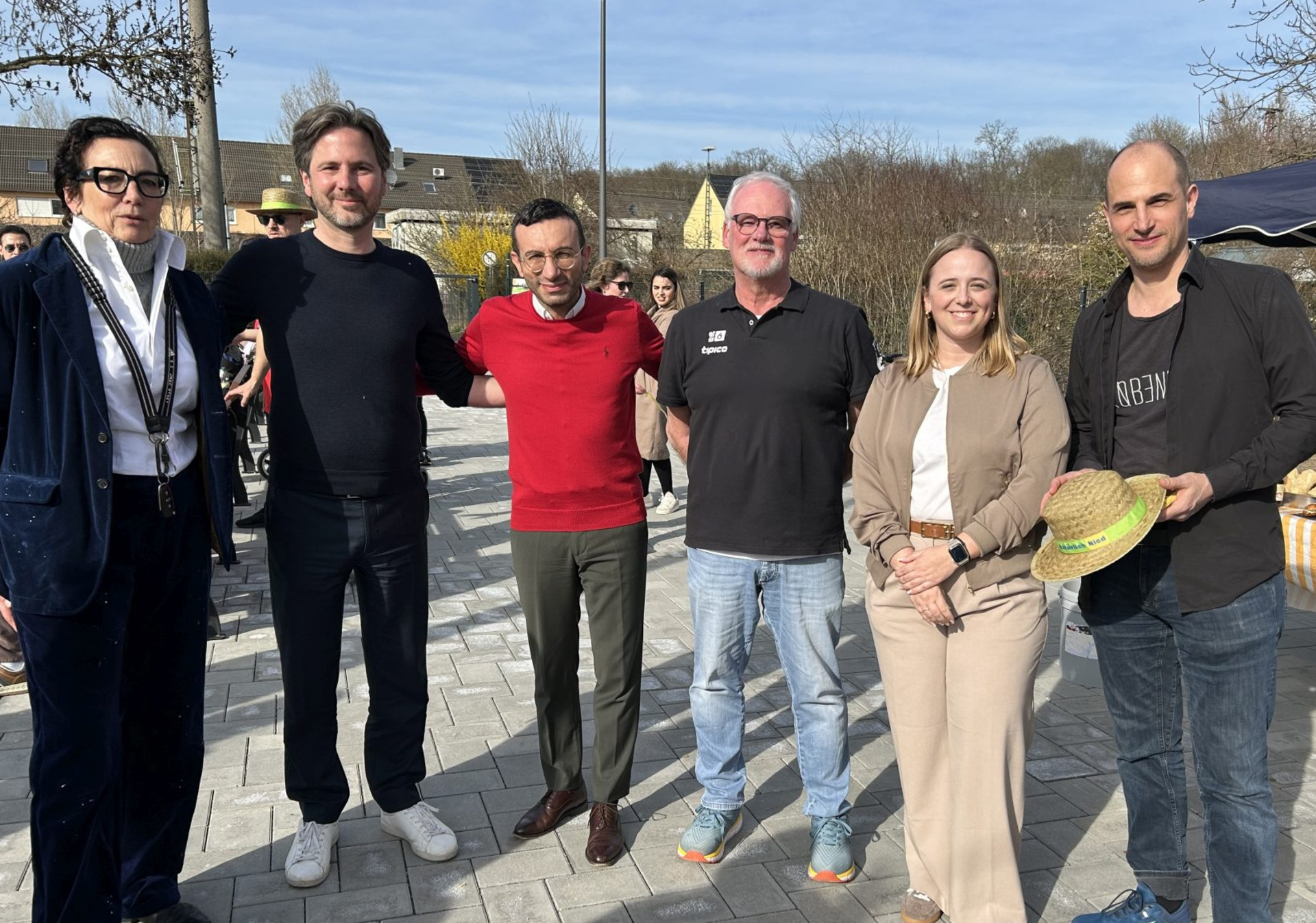 Das Team der ProjektStadt: Leiterin Integrierte Stadtentwicklung Marion Schmitz-Stadtfeld (li.), Nicole Thamm (2. v. re.) und Projektleiter Jan Thielmann (re.) zusammen mit Frankfurts Oberbürgermeister Mike Josef (roter Pulli), Stadtrat Prof. Dr. Markus Gwechenberger (2. v. li.) und dem 2. Vorsitzenden Lutz Haas von FM Alemannia 08 Nied. Foto: ProjektStadt