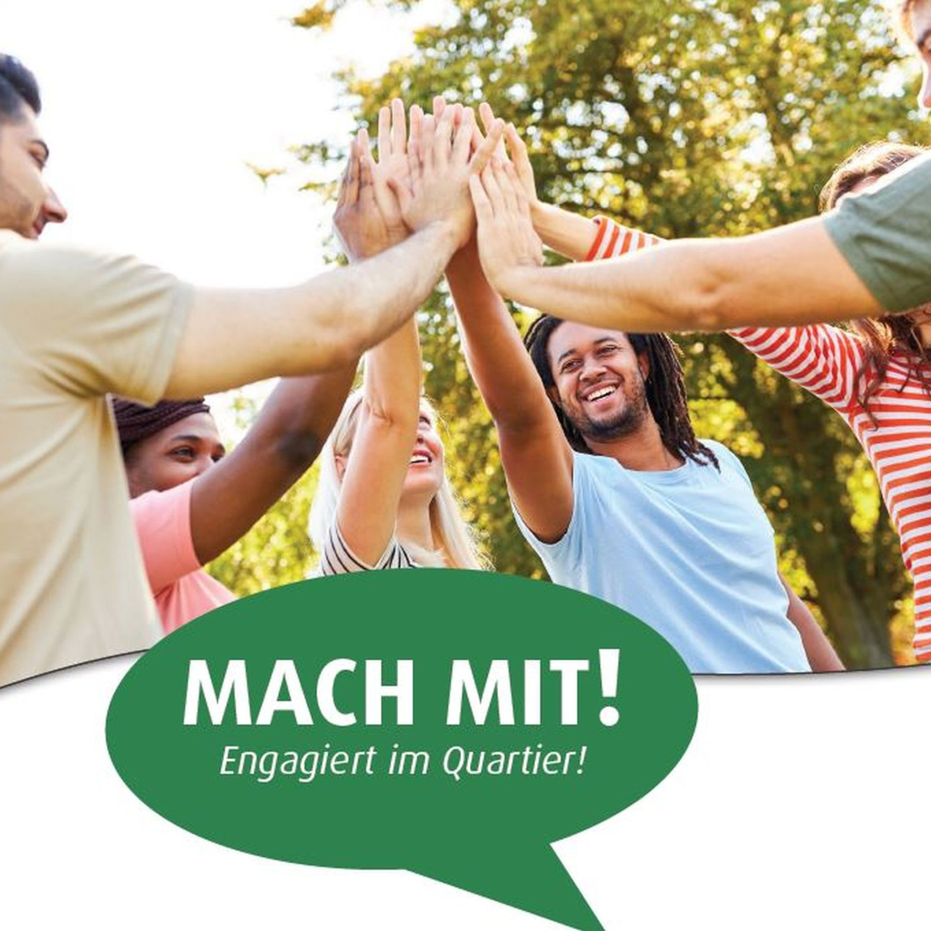Mehrere junge Menschen machen gemeinsam High Five und lachen dabei