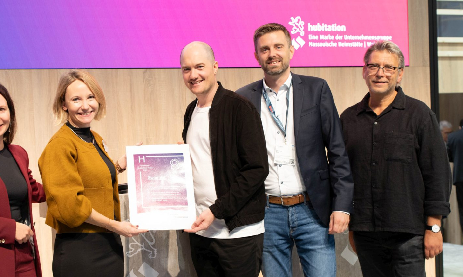 Die Sieger und die Jury: Pia Hesselschwerdt (Volkswohnung Karlsruhe) und Moritz Lohmann (Co-Founder & Geschäftsführer Swarmlab GmbH Berlin) mit Hanna Huber (li., Drees & Sommer), Norman Motl (2.v.re., Allgemeine Deutsche Schiffszimmerer-Genossenschaft eG) und Wolfgang Möckl (Architekt Messe München GmbH).