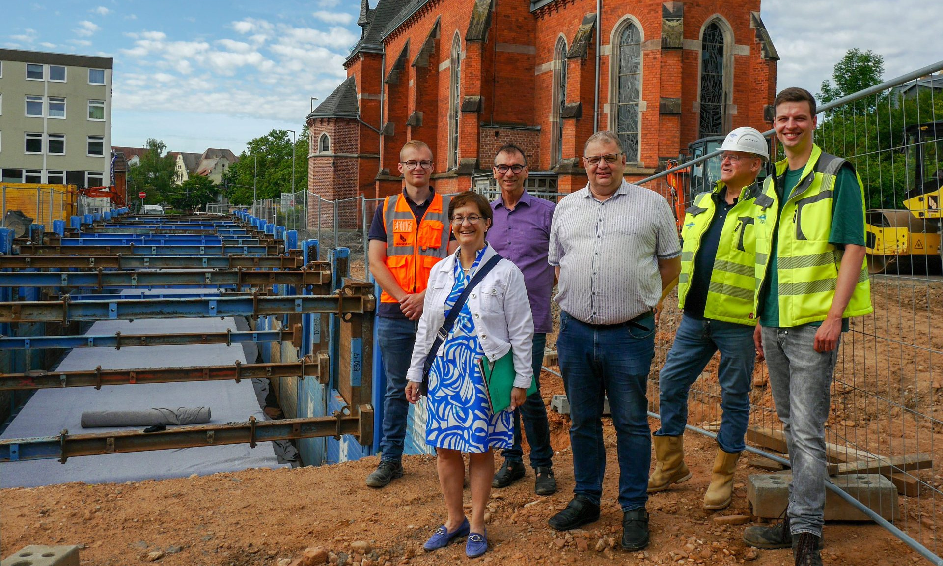Einen Überblick über den aktuellen Stand der Bauarbeiten an der entstehenden Rigole haben sich (von links) Mirco Hofmann (Bickhardt Bau), Bürgermeisterin Anke Hofmann, Jörg Albin (ProjektStadt), Johannes van Horrick (Stadt Bad Hersfeld), Joachim Oster (agc) und Leon Daum (agc) verschafft.