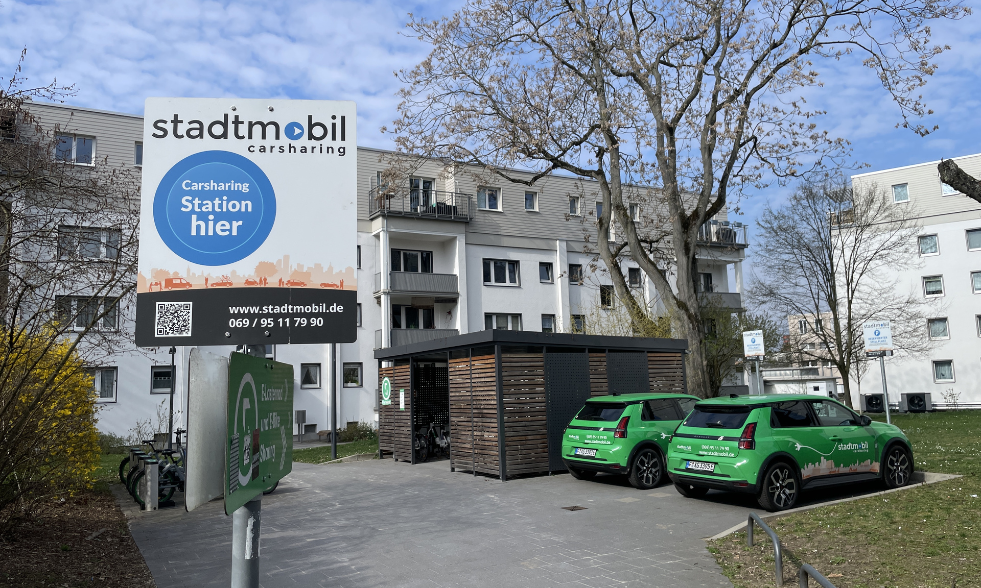 Ansicht Carsharing im Quartier mit Autos von Stadtmobil
