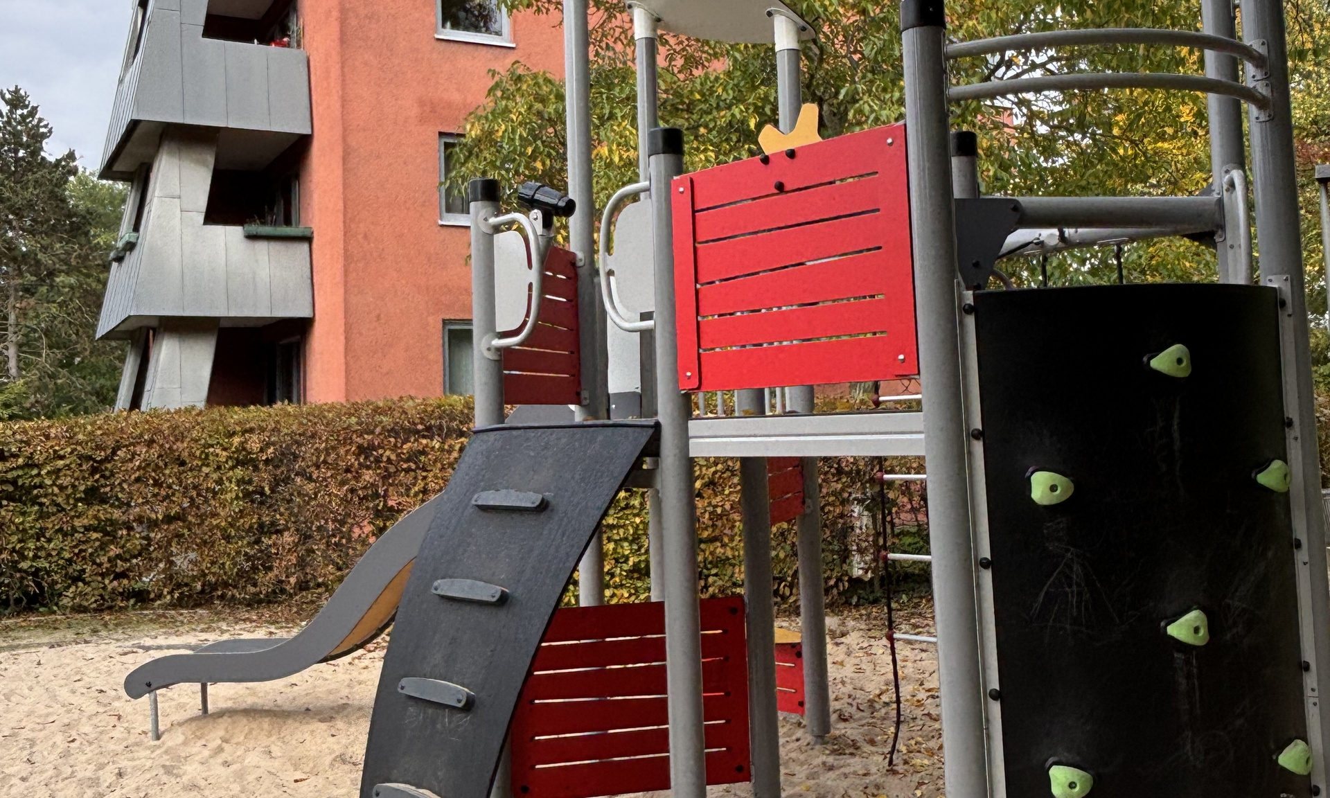 Spielplatzelement mit Kletterwänden