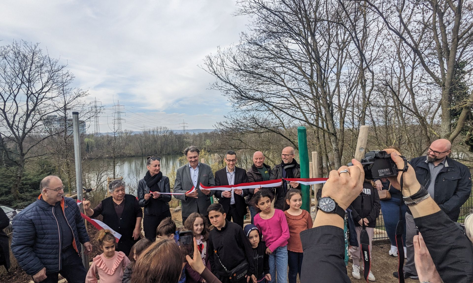 Das Band ist durchschnitten, ab jetzt kann gespielt werden: NHW-Regionalcenterleiter Thomas Türkis (hinten Mitte) und Kelsterbachs Bürgermeister Manfred Ockel haben den Abenteuerspielplatz eröffnet. Foto: NHW