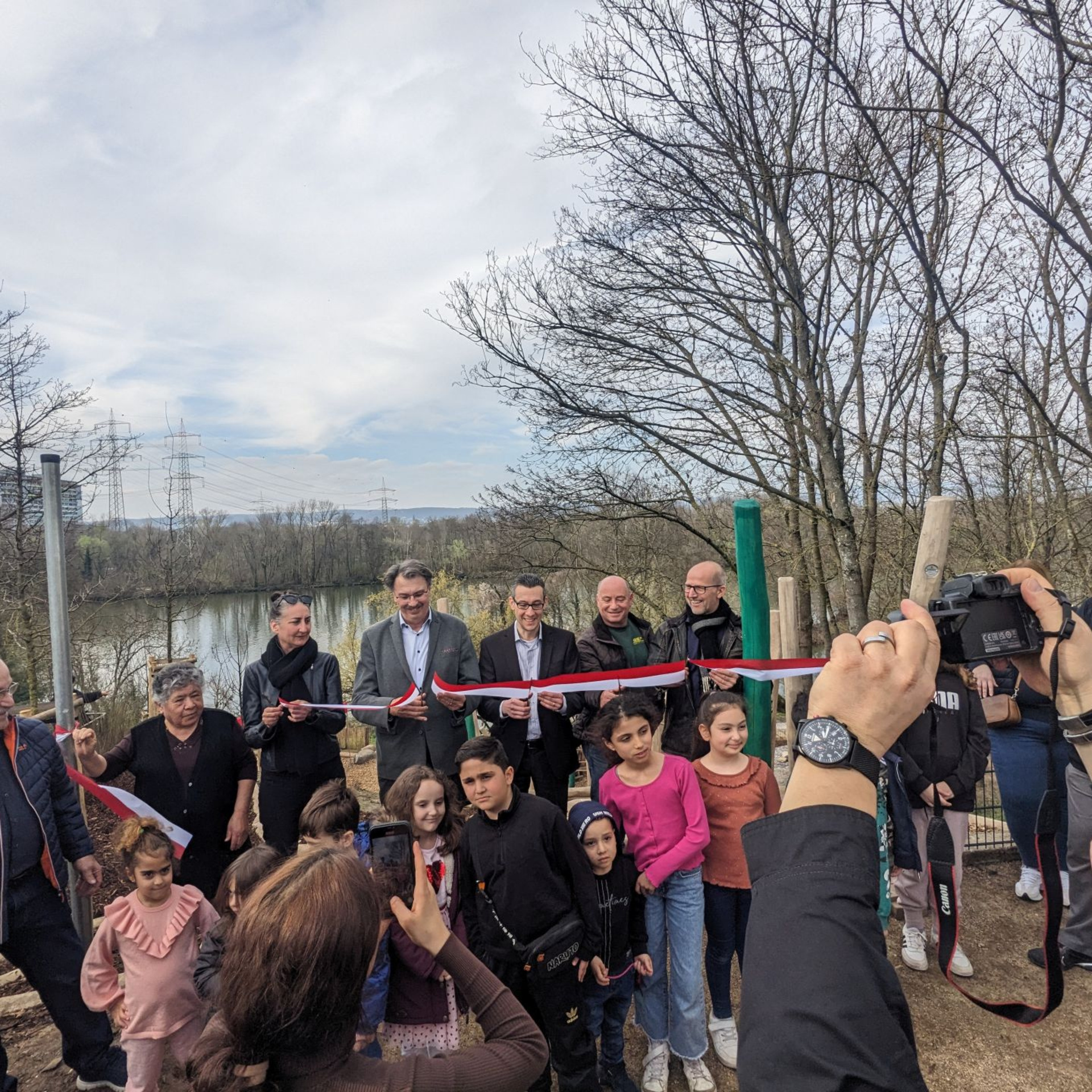 Das Band ist durchschnitten, ab jetzt kann gespielt werden: NHW-Regionalcenterleiter Thomas Türkis (hinten Mitte) und Kelsterbachs Bürgermeister Manfred Ockel haben den Abenteuerspielplatz eröffnet. Foto: NHW