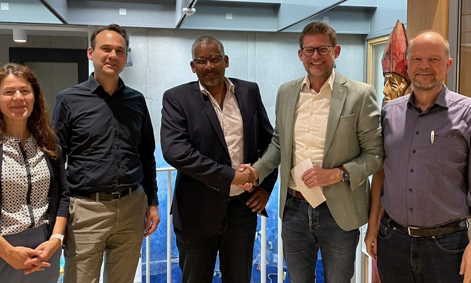 (v.li.) Das Projektteam mit Jana Simon-Bauer, Christian Schwarzer, Gregor Voss und Peter Foissner sowie (Mi.) John Ehret (Oberbürgermeister der Stadt Leimen).