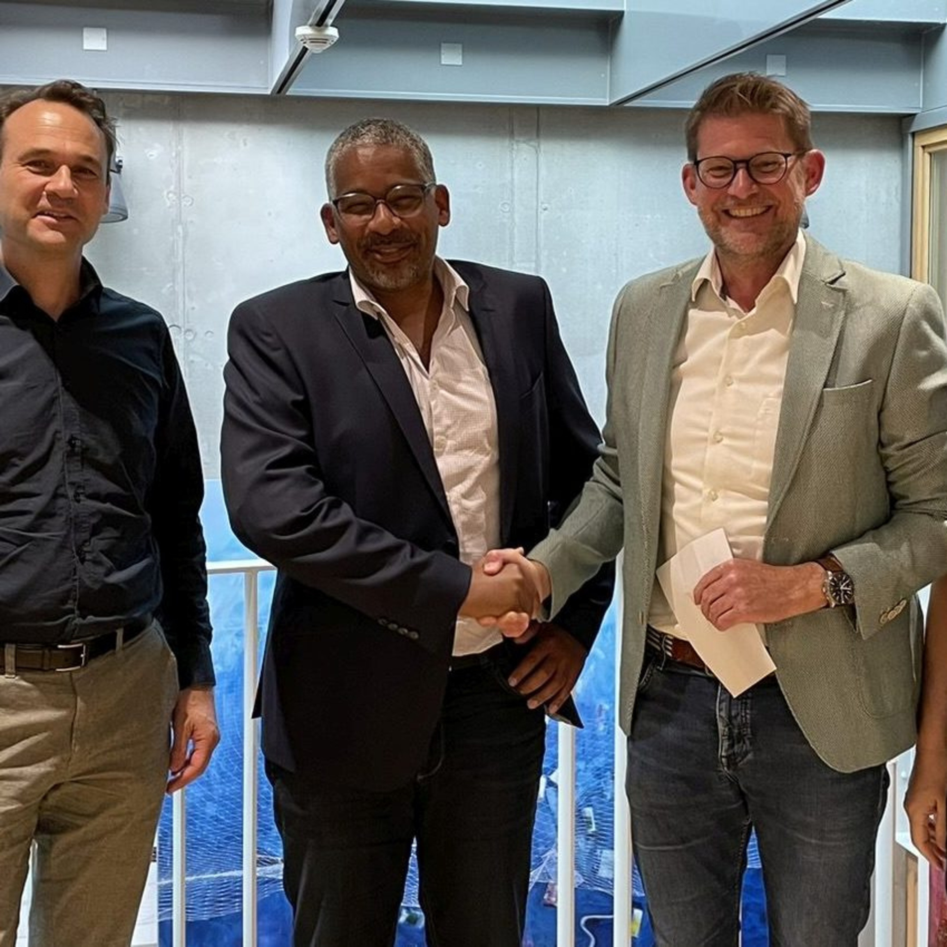 (v.li.) Das Projektteam mit Jana Simon-Bauer, Christian Schwarzer, Gregor Voss und Peter Foissner sowie (Mi.) John Ehret (Oberbürgermeister der Stadt Leimen).