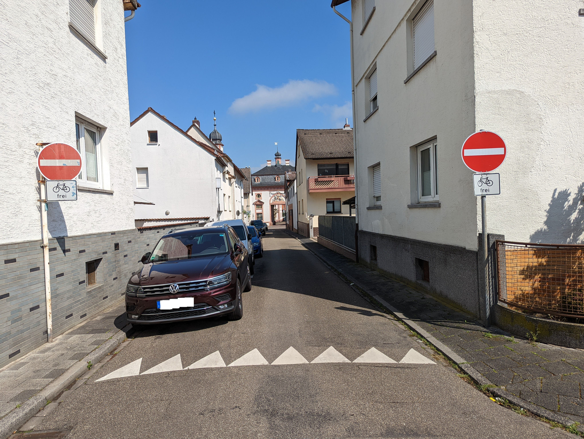 Autos in Straße von Häusern umgeben
