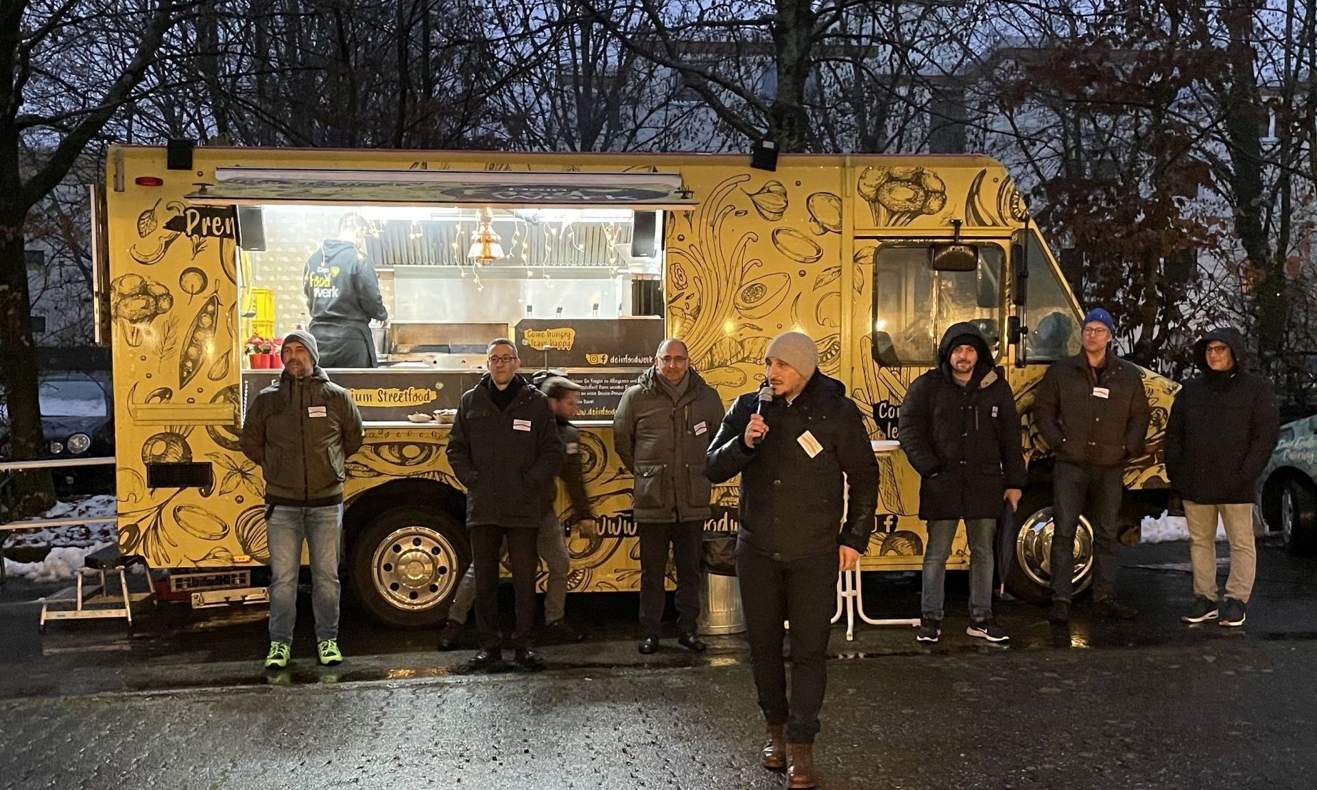 NHW-Servicecenterleiter Gökhan Toprak und weitere Beteiligte vor dem Foodtruck beim Infonachmittag in Wiesbaden-Bierstadt.