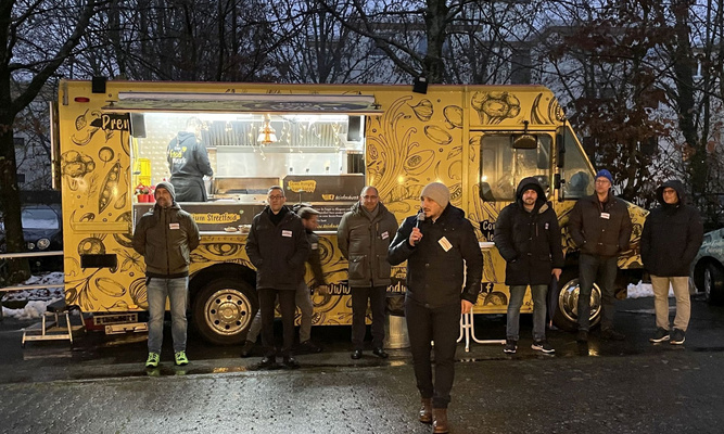 NHW-Servicecenterleiter Gökhan Toprak und weitere Beteiligte vor dem Foodtruck beim Infonachmittag in Wiesbaden-Bierstadt.