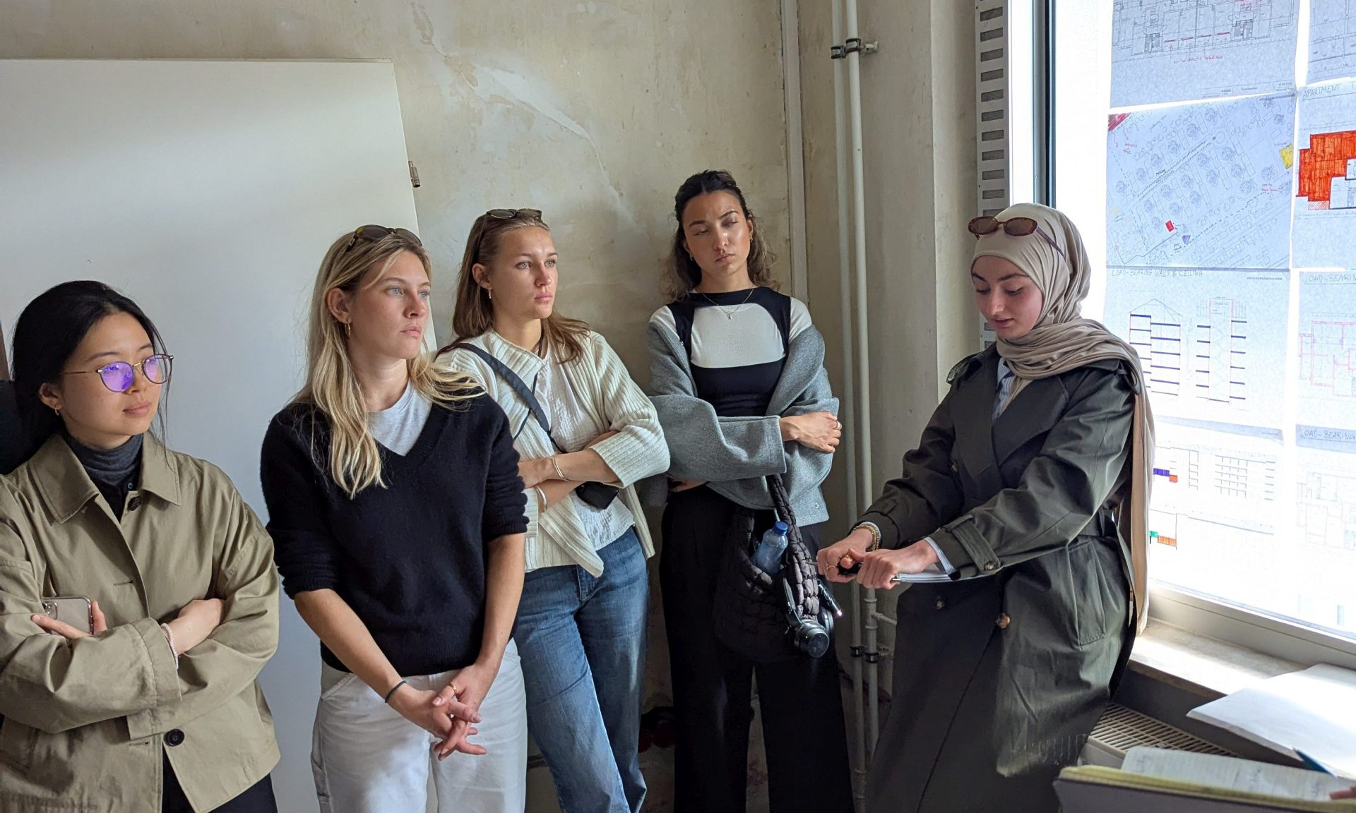 Mehrere Studierende in einer leer stehenden Wohnung