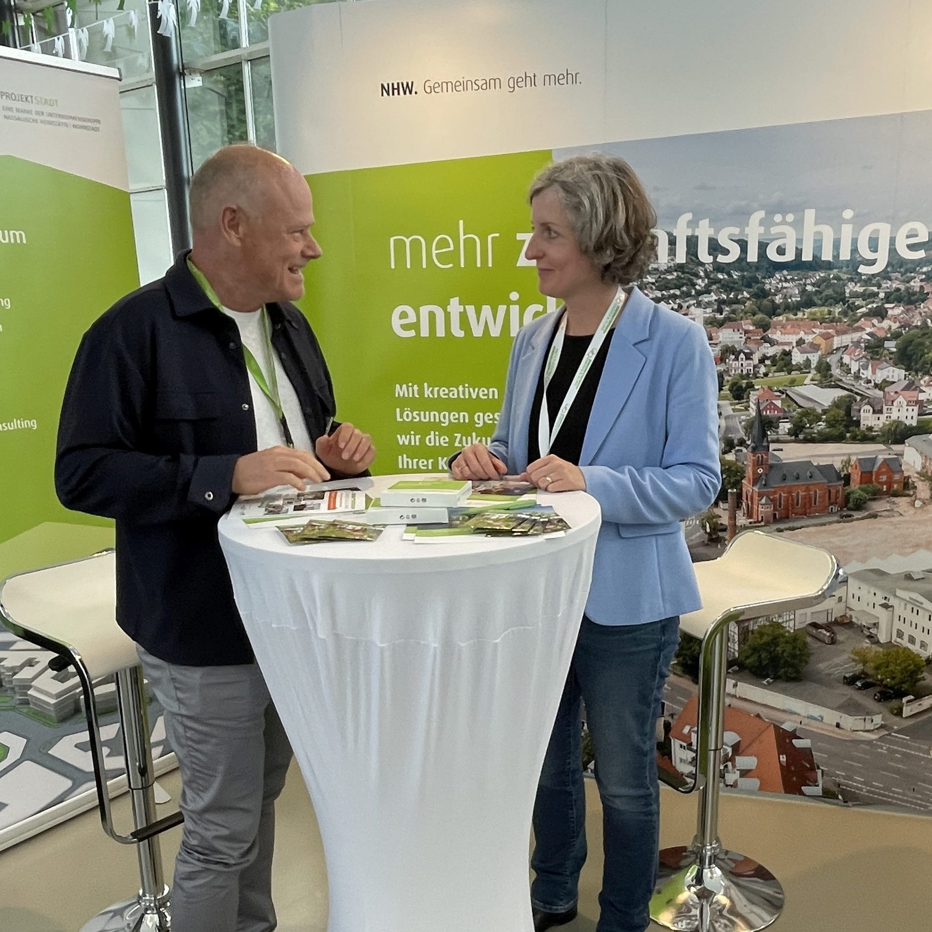 Ulrich Türk, Leiter der Stadtentwicklung Nord bei der ProjektStadt, im Gespräch mit Kassels Stadtklimarätin Simone Fedderke.
