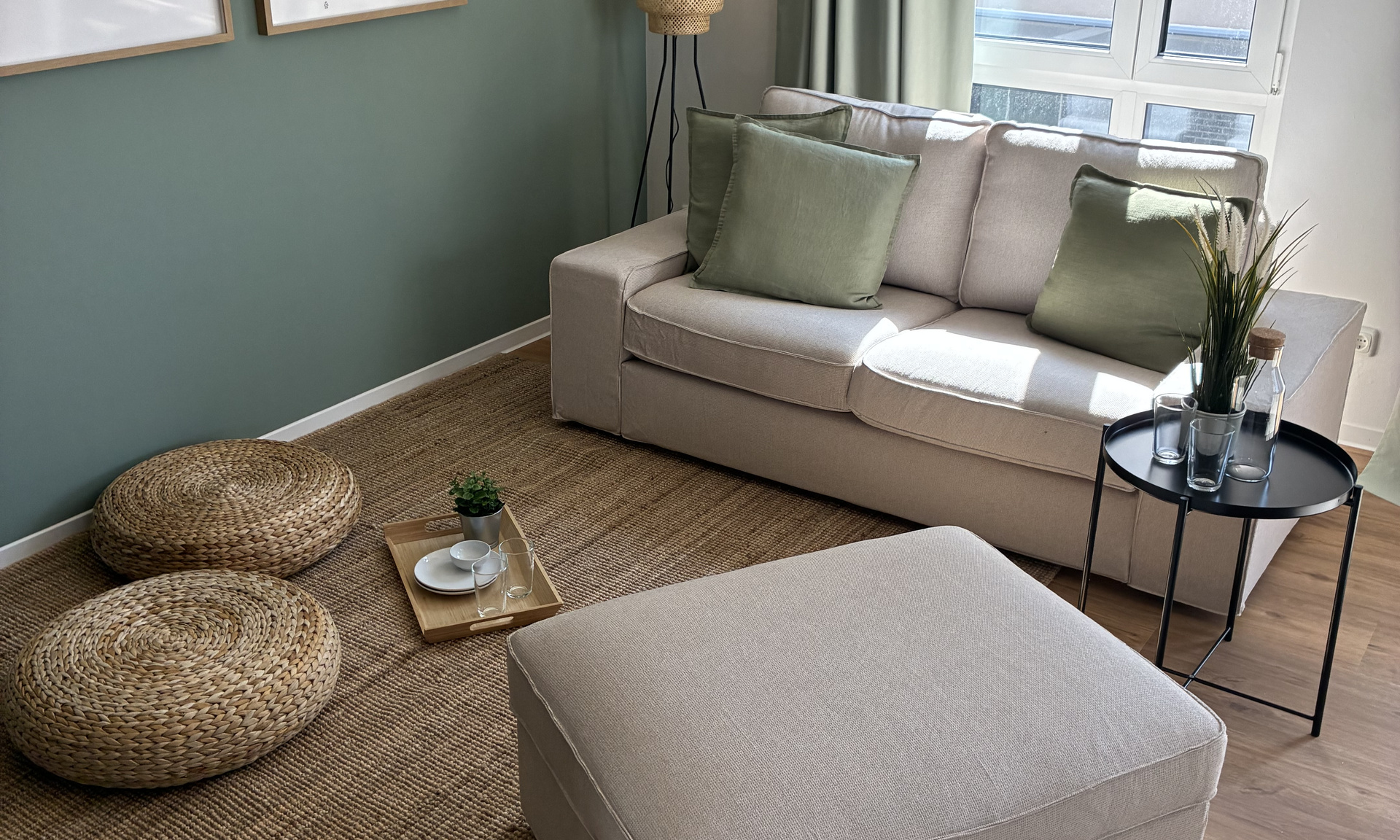 Zu sehen ist das Sofa im Wohnzimmer der mit IKEA eingerichteten Musterwohnung im Elisabethentor in Wiesbaden-Delkenheim der NHW