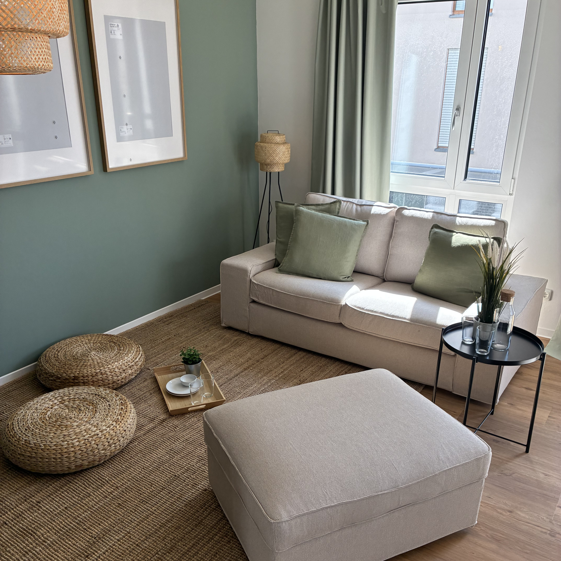 Zu sehen ist das Sofa im Wohnzimmer der mit IKEA eingerichteten Musterwohnung im Elisabethentor in Wiesbaden-Delkenheim der NHW