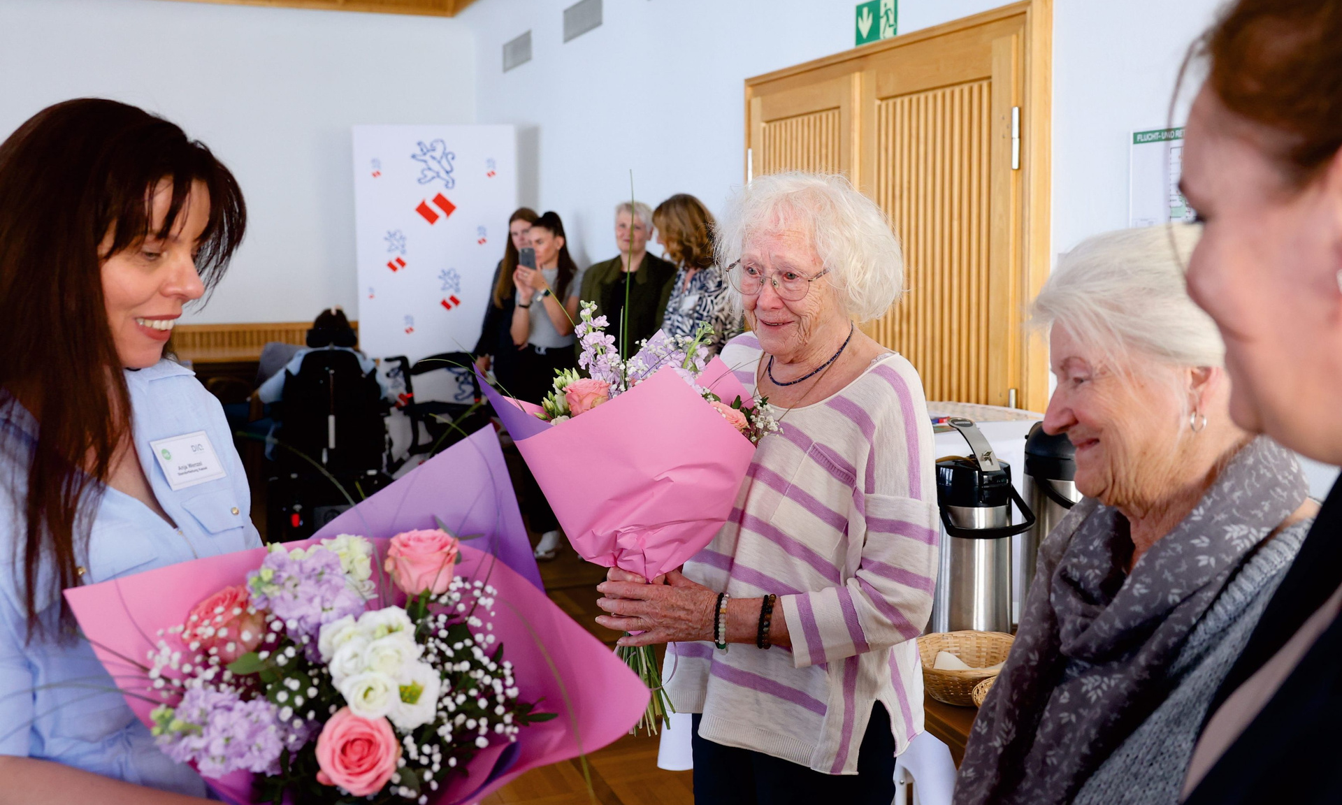WST seit Jahren treu: Zwei NHW-Mieterinnen bekamen einen Blumenstrauß über-reicht und betonten, dass sie ohne die Unterstützung des WST-Teams nicht mehr eigenständig in ihrer Wohnung leben könnten.