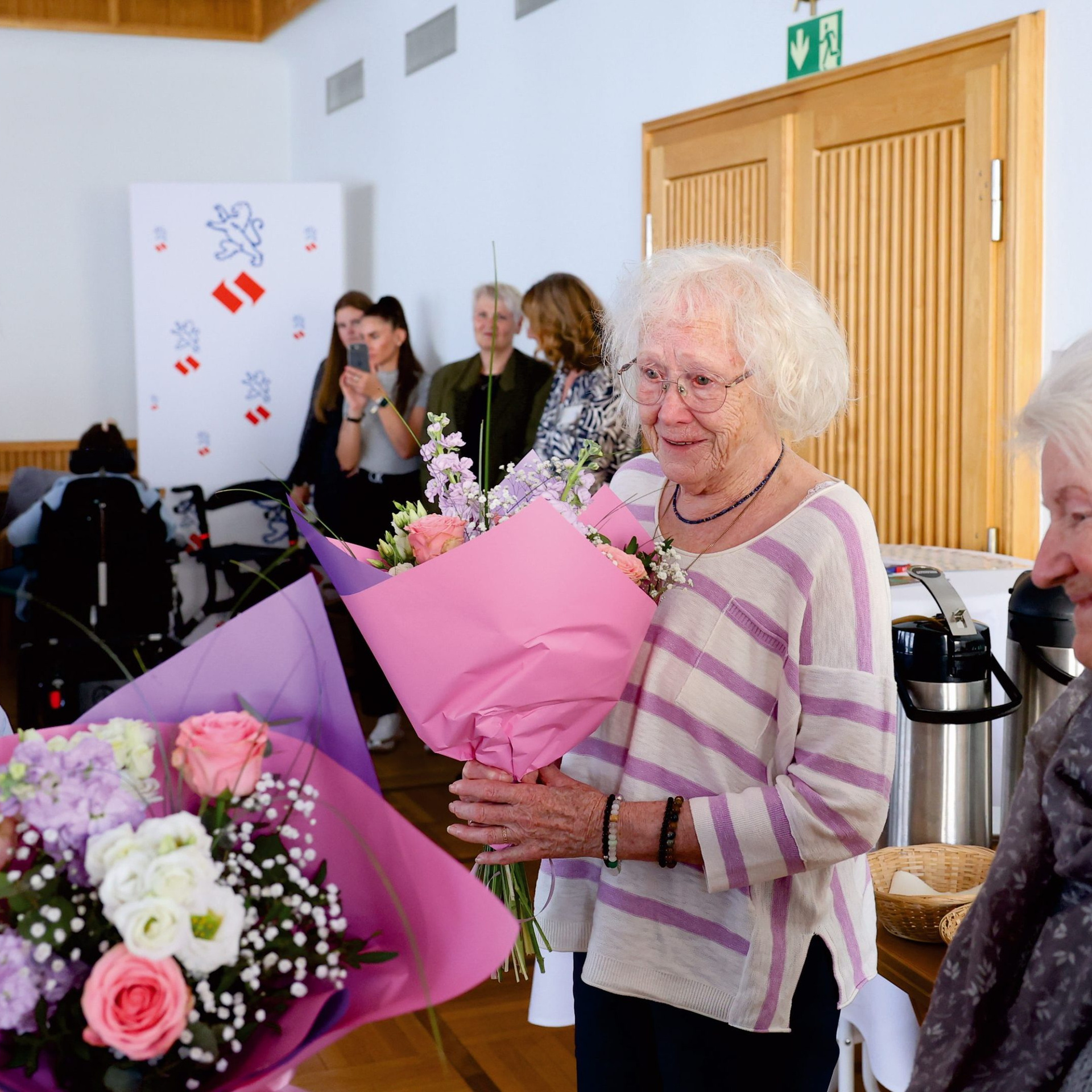 WST seit Jahren treu: Zwei NHW-Mieterinnen bekamen einen Blumenstrauß über-reicht und betonten, dass sie ohne die Unterstützung des WST-Teams nicht mehr eigenständig in ihrer Wohnung leben könnten.