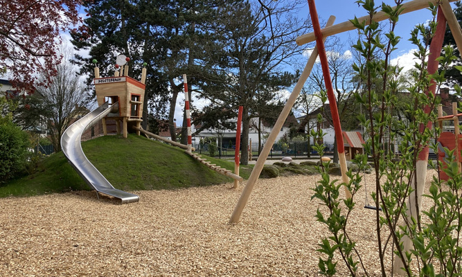Spielplatz mit Rutsche und Schaukel
