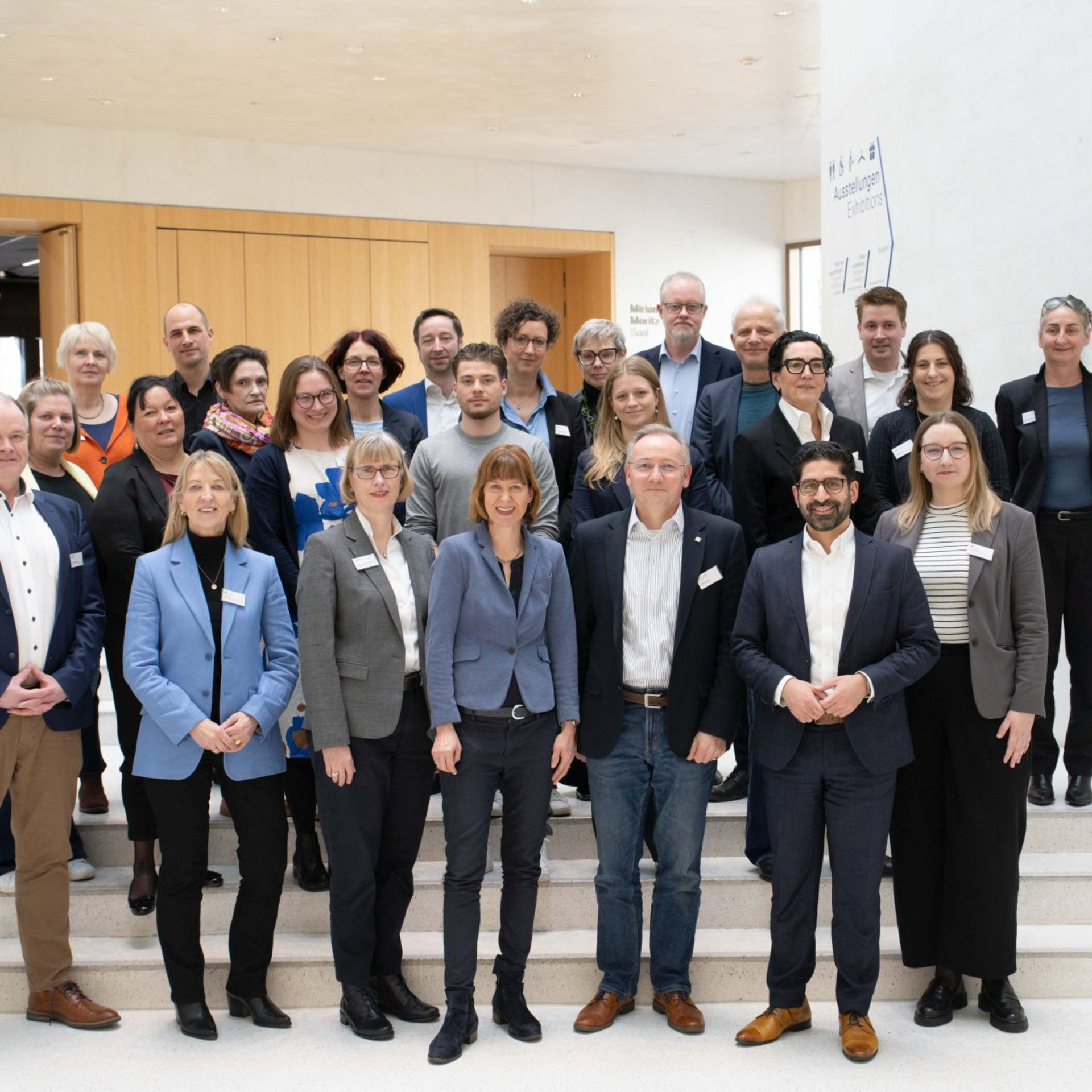 Gruppenfoto: die Mitglieder des Zukunftsbündnisses für den Sozialen Zusammenhalt, darunter auch NHW-Geschäftsführerin Monika Fontaine-Kretschmer