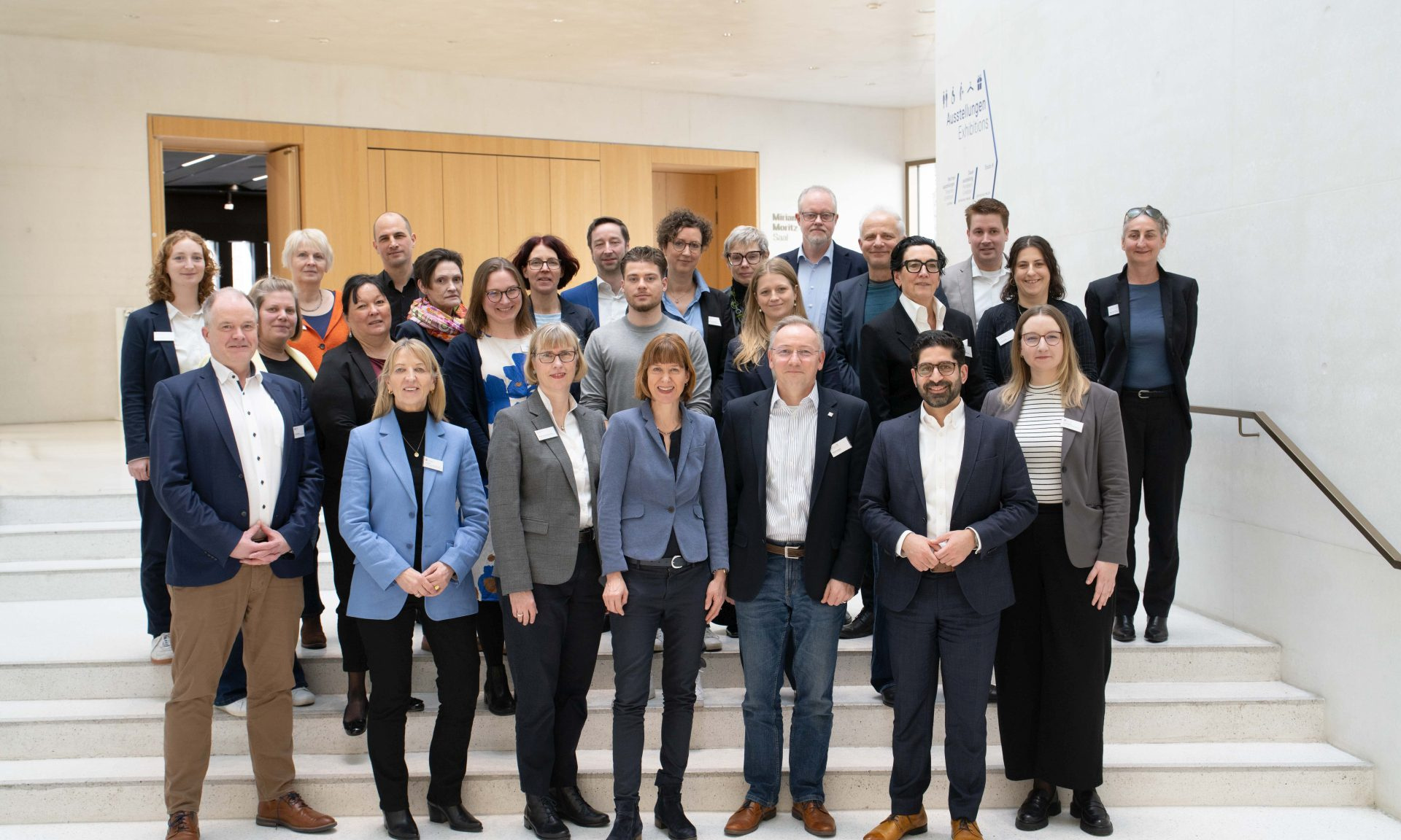 Gruppenfoto: die Mitglieder des Zukunftsbündnisses für den Sozialen Zusammenhalt, darunter auch NHW-Geschäftsführerin Monika Fontaine-Kretschmer