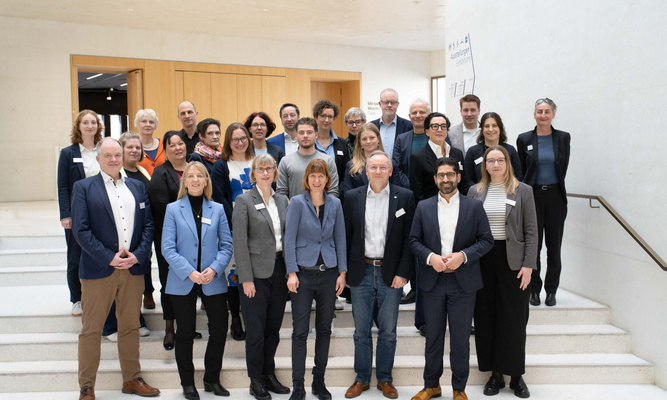 Gruppenfoto: die Mitglieder des Zukunftsbündnisses für den Sozialen Zusammenhalt, darunter auch NHW-Geschäftsführerin Monika Fontaine-Kretschmer