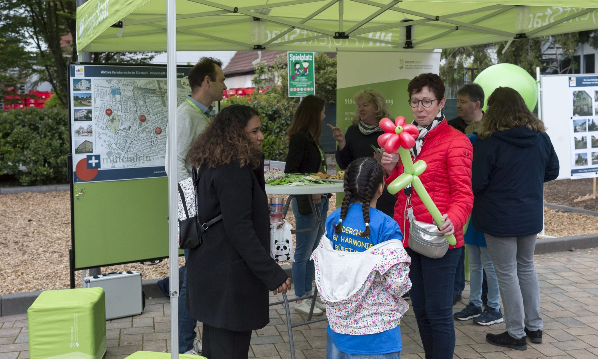Stand der ProjektStadt mit Besuchern