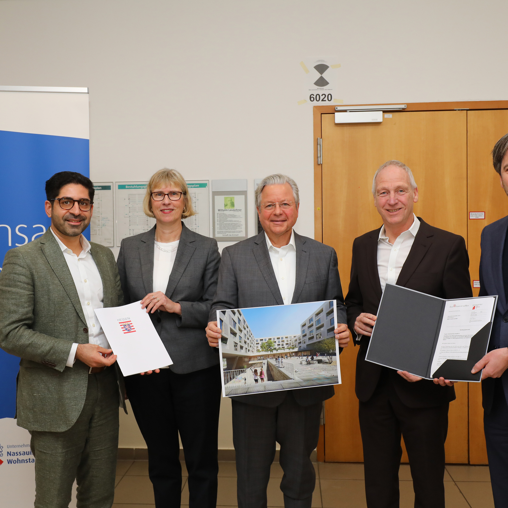 Wirtschafts- und Wohnungsbauminister Kaweh Mansoori; NHW-Geschäftsführerin Monika Fontaine-Kretschmer, NHW-Geschäftsführer Dr. Constantin Westphal, Leitender NHW-Geschäftsführer Dr. Thomas Hain und Prof. Marcus Gwechenber-ger, Dezernent für Planen und Wohnen freuen sich über die Unterstützung für das innovative Projekt. Foto: NHW/Thomas Rohnke