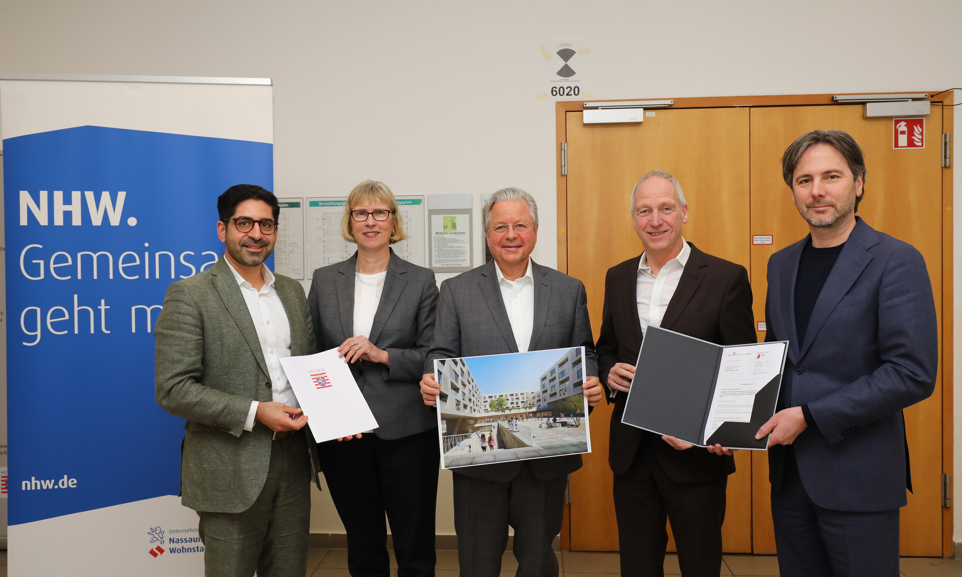 Wirtschafts- und Wohnungsbauminister Kaweh Mansoori; NHW-Geschäftsführerin Monika Fontaine-Kretschmer, NHW-Geschäftsführer Dr. Constantin Westphal, Leitender NHW-Geschäftsführer Dr. Thomas Hain und Prof. Marcus Gwechenber-ger, Dezernent für Planen und Wohnen freuen sich über die Unterstützung für das innovative Projekt. Foto: NHW/Thomas Rohnke