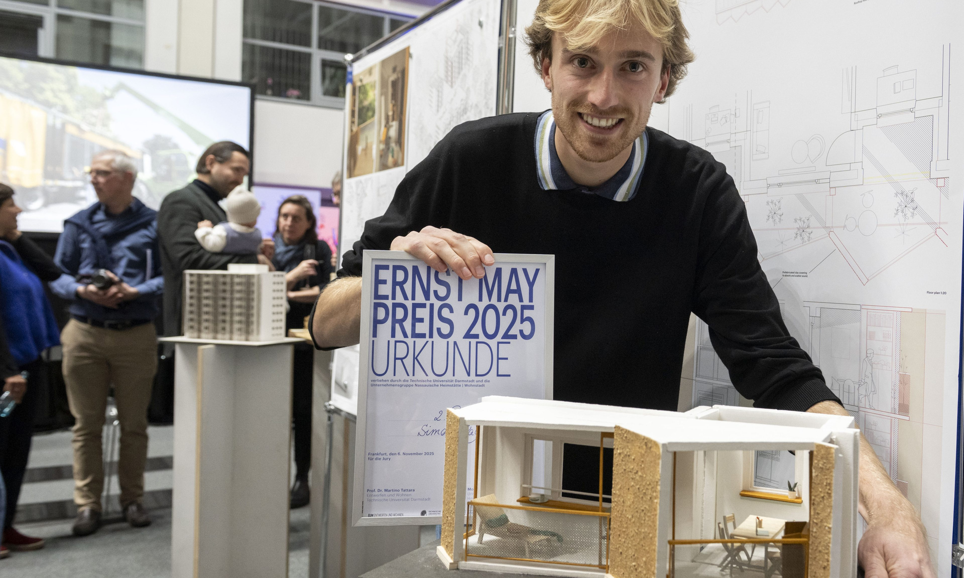 Der Zweitplatzierte Simon Kallfaß mit Urkunde und Modell