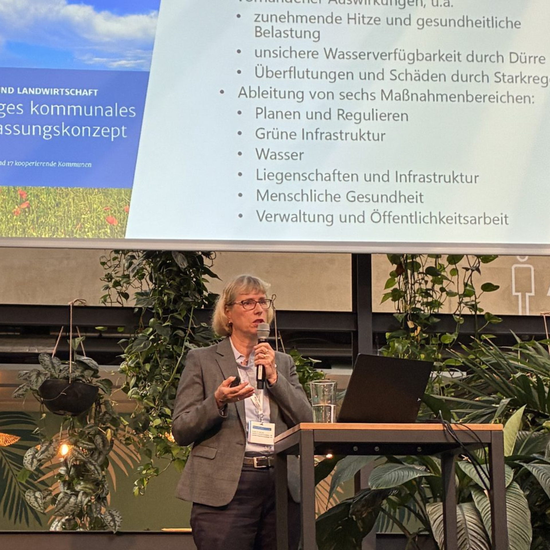 Monika Fontaine-Kretschmer, NHW-Geschäftsführerin und Sprecherin des Bundesverbands DIE STADTENTWICKLER, hält einen Vortrag mit Mikrofon in der Hand