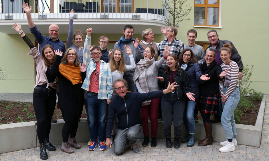 Freuen sich auf das gemeinsame Wohnprojekt: die Bewohner:innen der inklusiven Wohngemeinschaft in der Freiligrathstraße in Frankfurt. Foto: Claudia Fischer