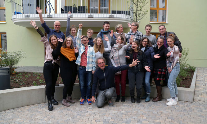 Freuen sich auf das gemeinsame Wohnprojekt: die Bewohner:innen der inklusiven Wohngemeinschaft in der Freiligrathstraße in Frankfurt. Foto: Claudia Fischer