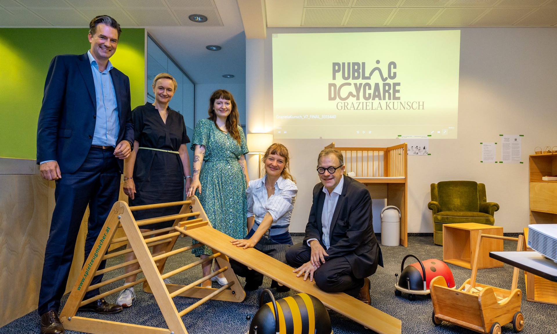 Ist jetzt in einer Gewerbefläche der NHW in Kassel untergebracht: das documenta‐Kunstwerk „Public Daycare“. (v.li.) Oberbürgermeister Sven Schoeller, Elke Avenarius, Projektpartnerin der Künstlerin Graziela Kunsch, Sarah Metz vom Gewächshaus e.V., Marianne Heuer von der Elterninitiative zum Erhalt von „Public Daycare“, Prof. Dr. Andreas Hoffmann, Geschäftsführer der documenta und Museum Fridericianum gGbmH haben den Ankauf durch die Stadt Kassel realisiert.