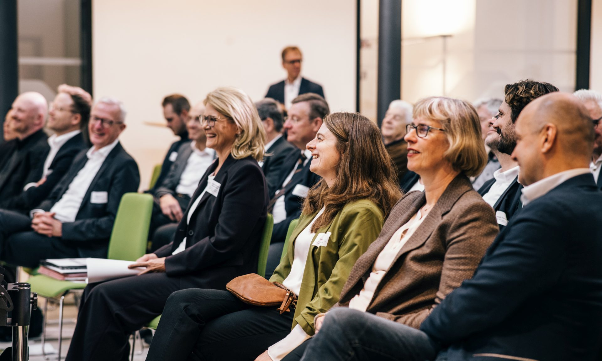 Gut gefüllte Zuschauerreihen der Jahrestagung des DV in Berlin, eine davon ist NHW-Geschäftsführerin Monika Fontaine-Kretschmer