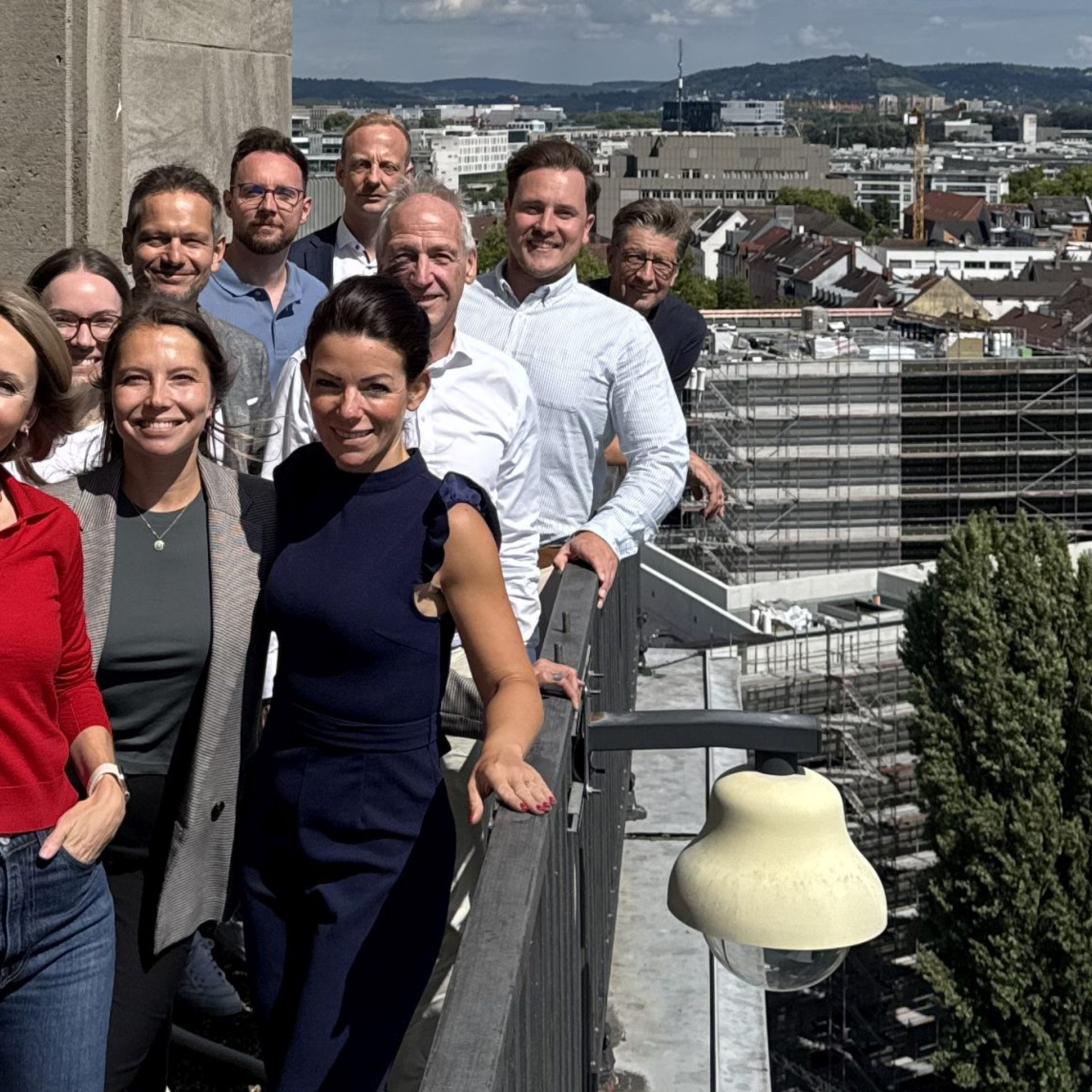 Mitglieder der hubitation Associates vor der Karlsruher Skyline