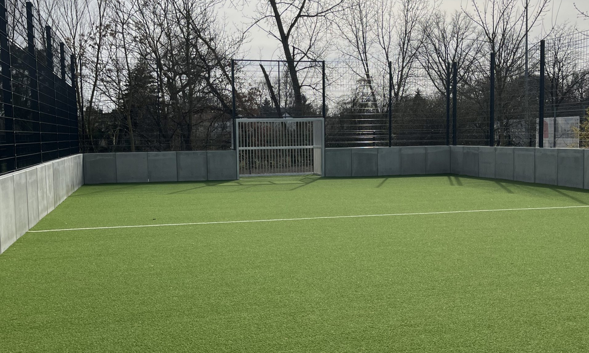 Das neue Fußball-Kunstrasenfeld in Frankfurt-Nied