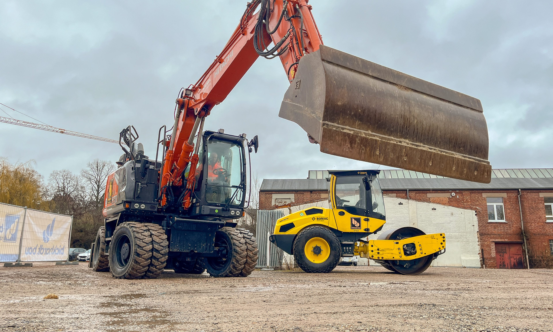 Bagger und Baustellenfahrzeug auf einer  Baustelle.