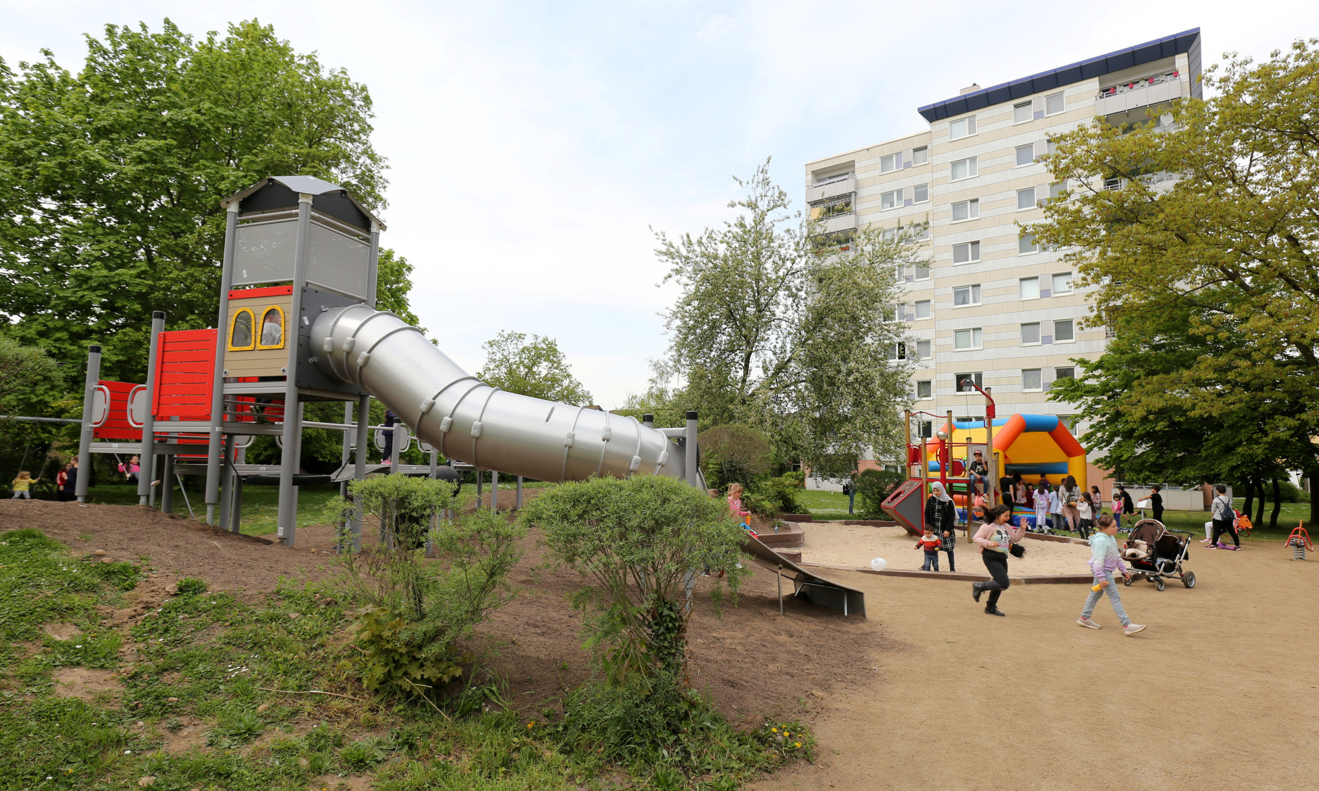 Die Kids haben ihren neuen Spielplatz und die Geräte ordentlich auf die Probe gestellt. Foto: NHW / Thomas Rohnke