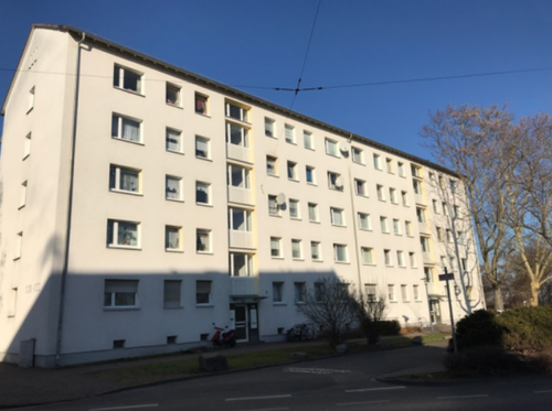 Sanierte Familienwohnung mit Balkon und 4 Zimmern!
