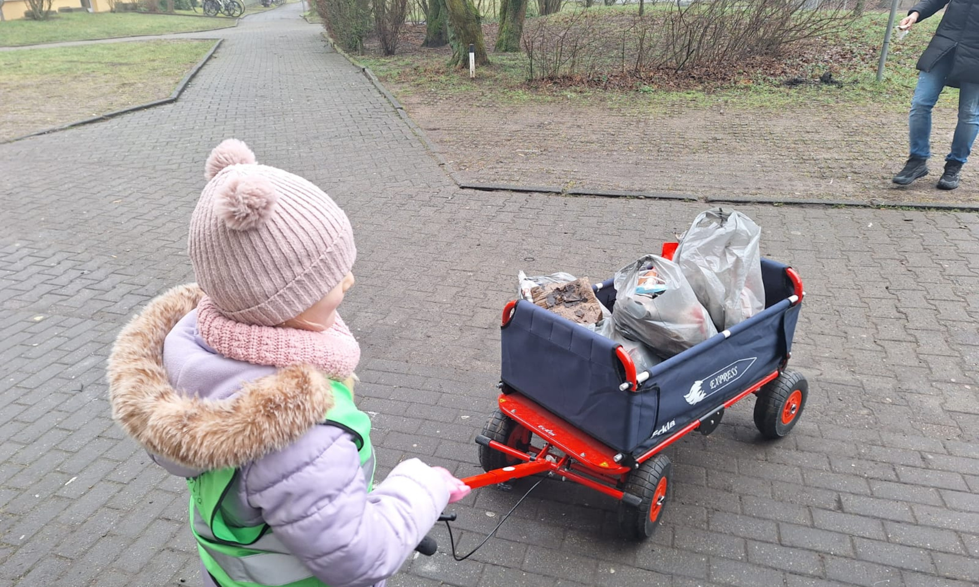 Kind beim Müllsammeln beim Kleine Feger Projekt