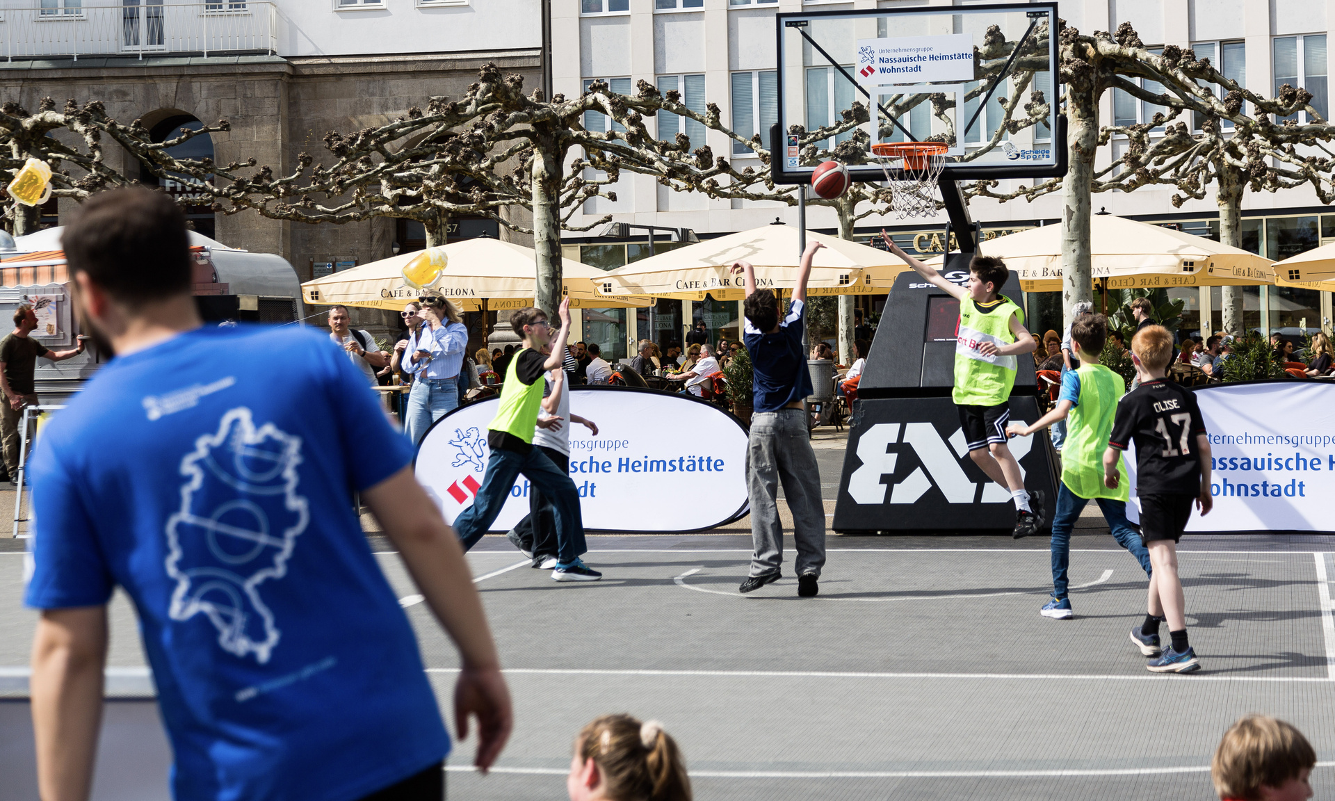 Kinder werfen Körbe auf den Basketballplatz 