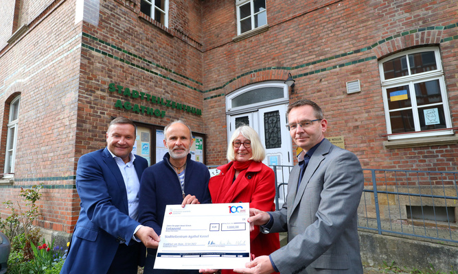 Regionalcenterleiter Jürgen Bluhm hat für dieses Vorhaben dem Verein Stadtteilzentrum Agathof am 22. April einen Scheck über 1000 Euro überreicht. Foto: NHW / Andreas Fischer