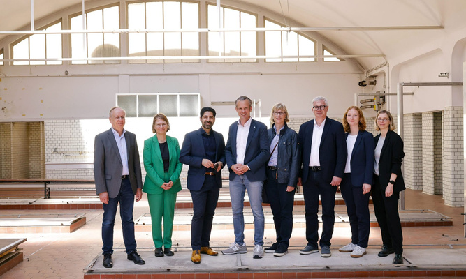 Hessens Wirtschaftsminister Kaweh Mansoori (3.v.li.), Offenbachs Oberbürgermeister Felix Schwenke (4.v.li.) und NHW-Geschäftsführerin Monika Fontaine-Kretschmer (4.v.re.) mit weiteren Vertretern der Stadt Offenbach am Main, der INNO Innovationscampus Offenbach GmbH & Co. KG sowie der NHW. Foto: georg-foto, Offenbach