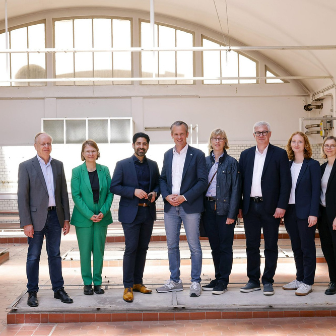 Hessens Wirtschaftsminister Kaweh Mansoori (3.v.li.), Offenbachs Oberbürgermeister Felix Schwenke (4.v.li.) und NHW-Geschäftsführerin Monika Fontaine-Kretschmer (4.v.re.) mit weiteren Vertretern der Stadt Offenbach am Main, der INNO Innovationscampus Offenbach GmbH & Co. KG sowie der NHW. Foto: georg-foto, Offenbach