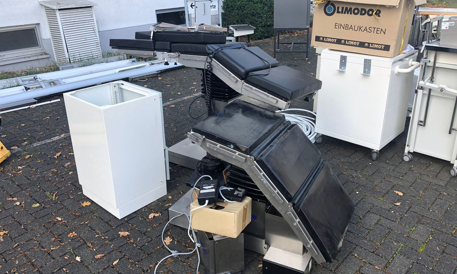 Klinik-Equipment wie OP-Stühle, für die Ukraine bestimmt