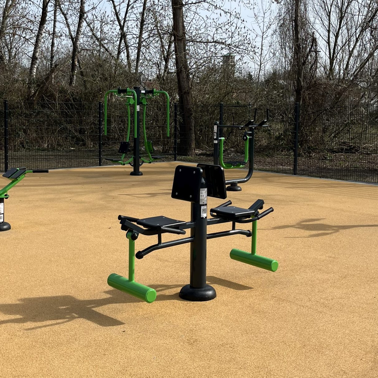 Fitnessgeräte in der neuen Kleinspielfeldanlage in Frankfurt-Nied