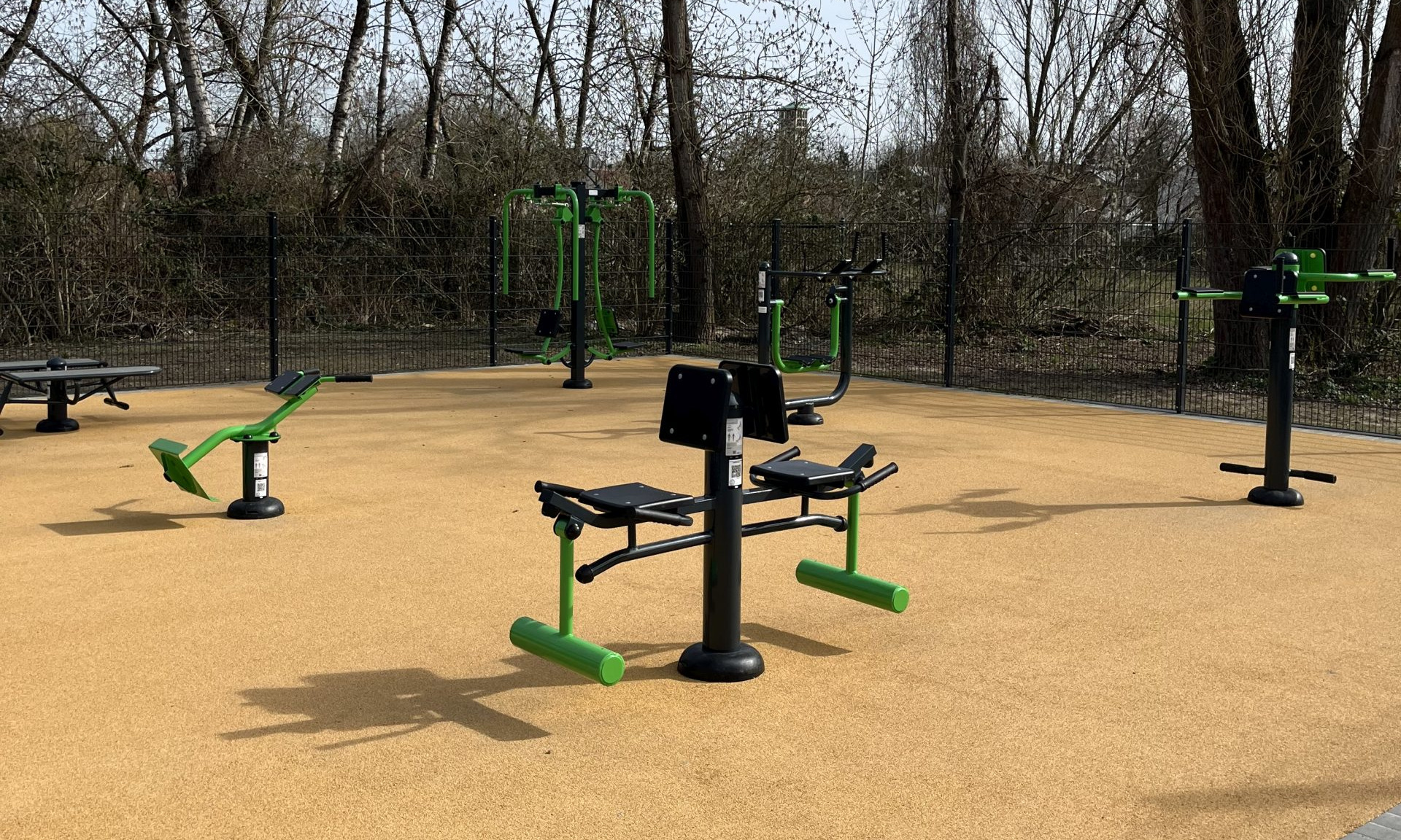 Fitnessgeräte in der neuen Kleinspielfeldanlage in Frankfurt-Nied