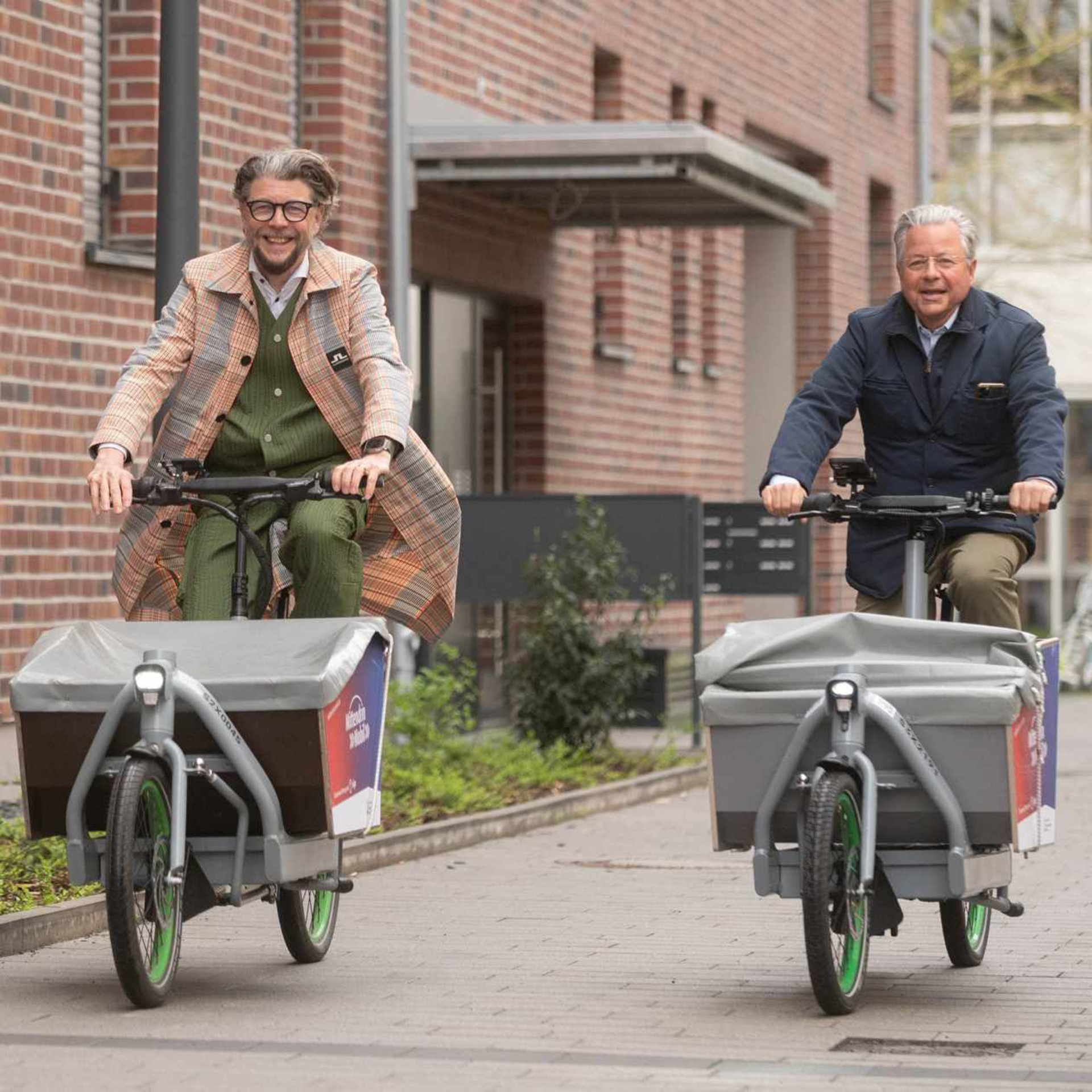 (v.l.) Sigo-Chef Kai von Borck und NHW-Geschäftsführer Dr. Constantin Westphal testeten die Lastenräder bei der Einweihung. Foto:NHW/Strohfeld
