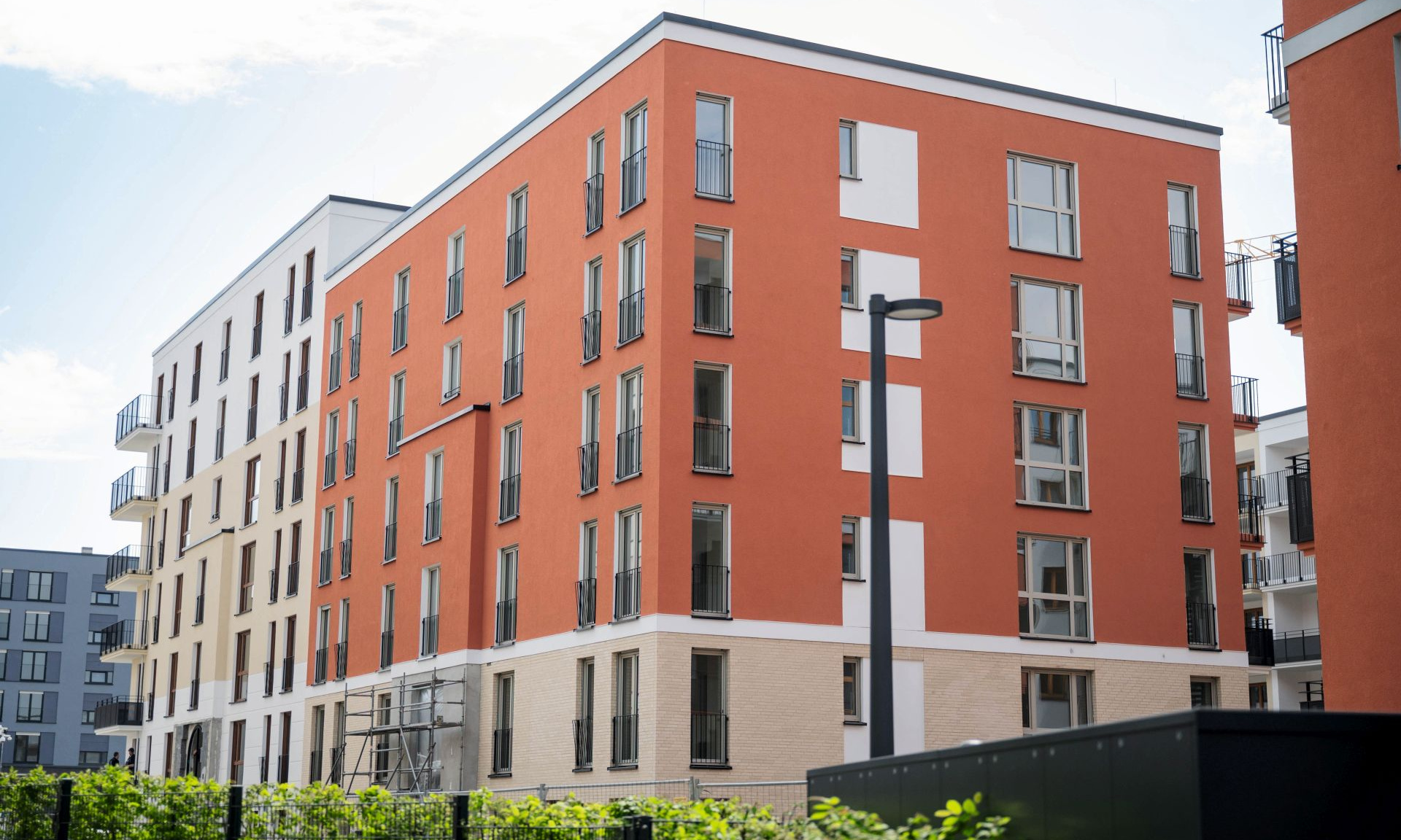 neu gebaute Häuser mit einer rötlichen Fassade