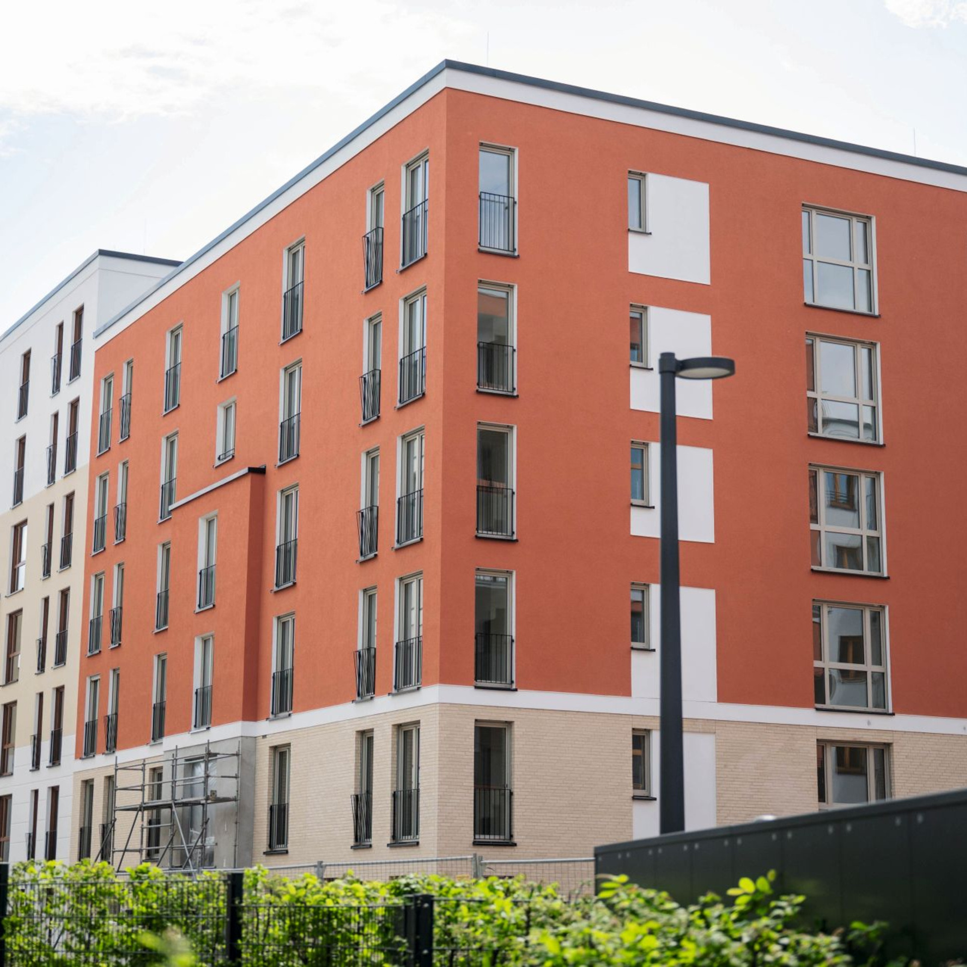 neu gebaute Häuser mit einer rötlichen Fassade