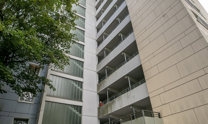 Das Treppenhaus eines Hochhauses der NHW in der Hermann-Brill-Straße in Wiesbaden-Klarenthal wird zur Laufstrecke. Foto: NHW / Axel Stephan